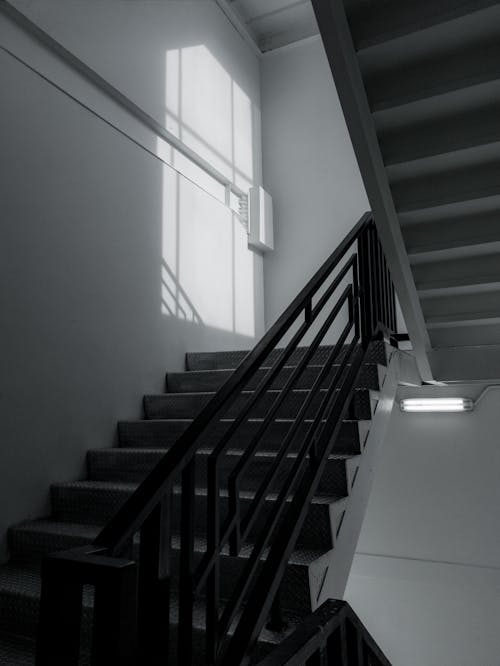 Fotos de stock gratuitas de blanco y negro, escala de grises, escalera