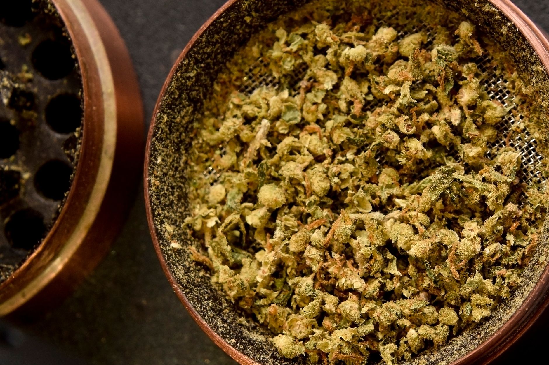 Delta-8 vs delta-9 THC effects explained by DC budtender What is delta-8 THC versus delta-9 THC comparison for patients
