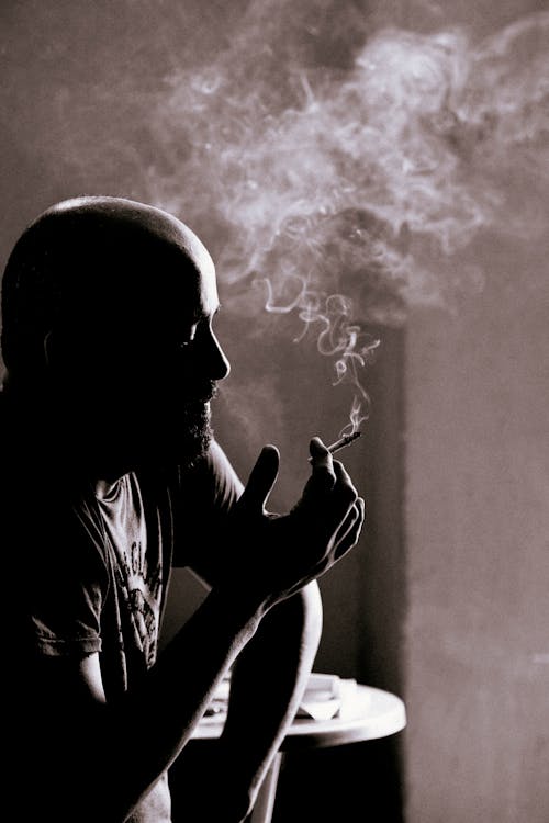 Bezpłatne Darmowe zdjęcie z galerii z dymiący, mężczyzna, osoba Zdjęcie z galerii