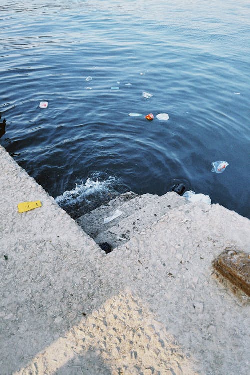 Základová fotografie zdarma na téma beton, nábřeží, odpadky