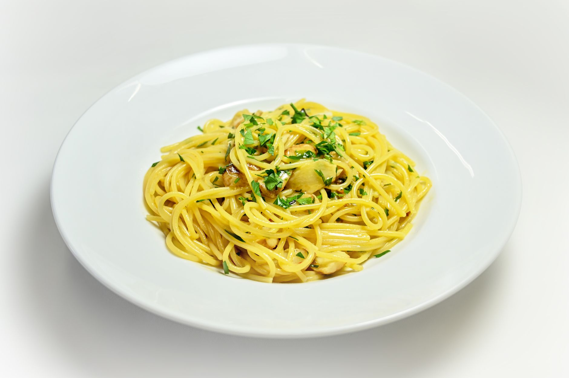 Pasta Cremosa Lista Plato de pasta cremosa con salsa blanca y hierbas frescas.