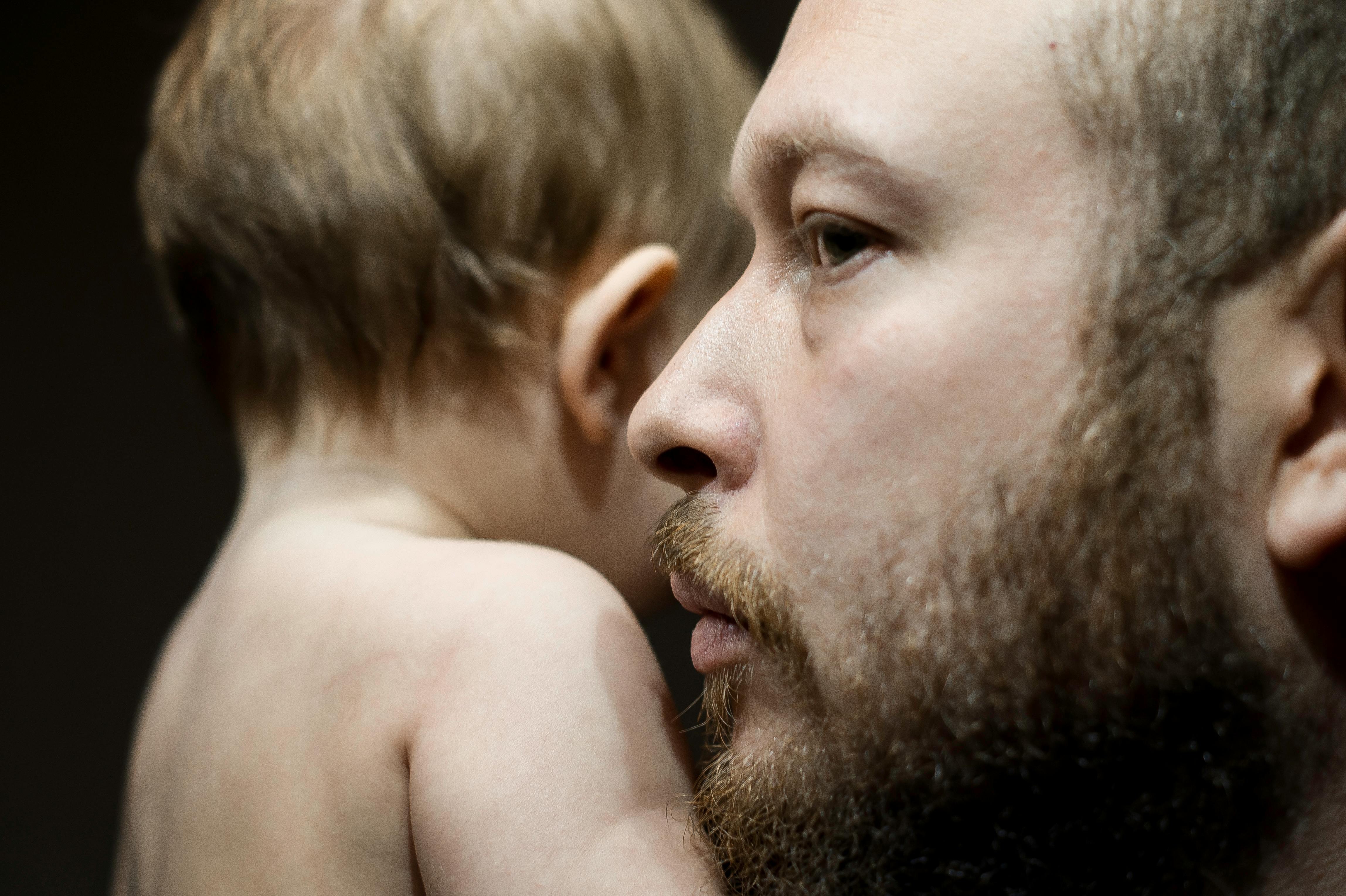 A father carrying his baby | Source: Pexels