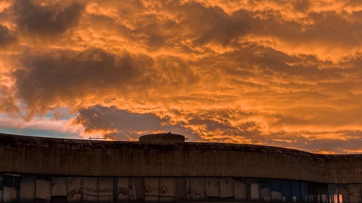 廃墟に沈む夕日(イメージ)