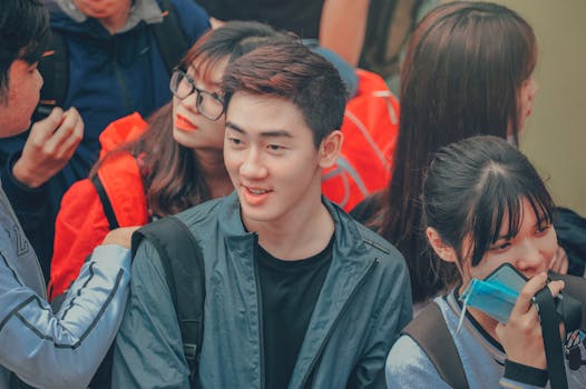 一群快乐的年轻人在热闹的城市人群中互动