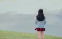 日落时分，一名女子站在雾气缭绕的湖边，拥抱孤独，沉浸于自然的宁静之中