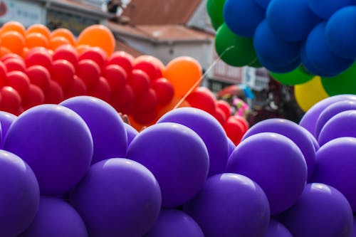 Ballons Violets Et Rouges