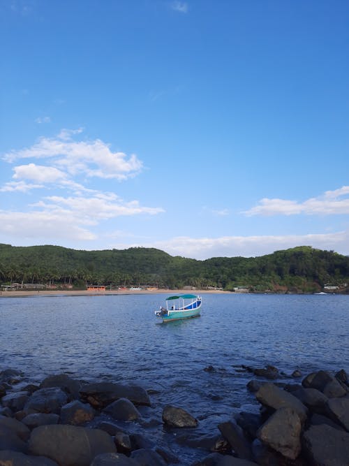 Foto profissional grátis de à beira-mar, água, barco