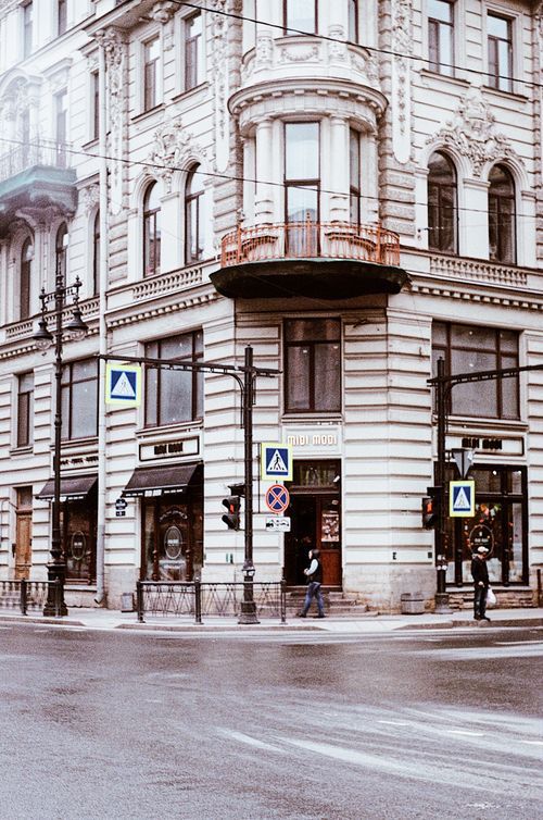 Free Beautiful vintage architecture at a city street intersection, showcasing urban elegance. Stock Photo