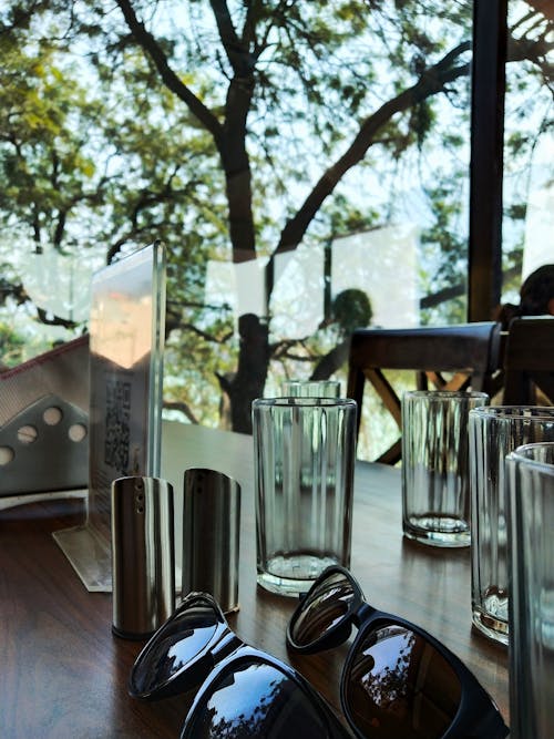 Darmowe zdjęcie z galerii z kryształowe szkło, na stole, stół do jadalni