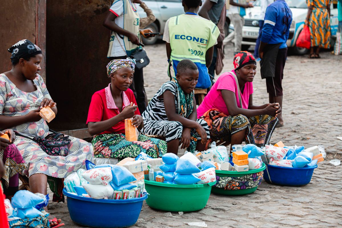 Traders at a local market — pooling volume and knowing the going rate shifts the price in your favour.
