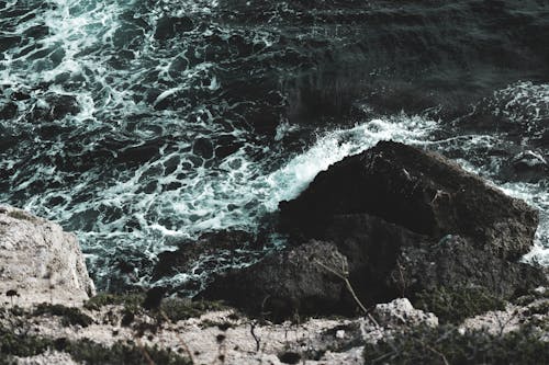 Бесплатное стоковое фото с берег, брызги, волны
