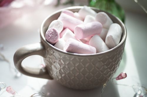 Free A close-up of soft pastel marshmallows in a ceramic mug, creating a cozy and sweet atmosphere. Stock Photo