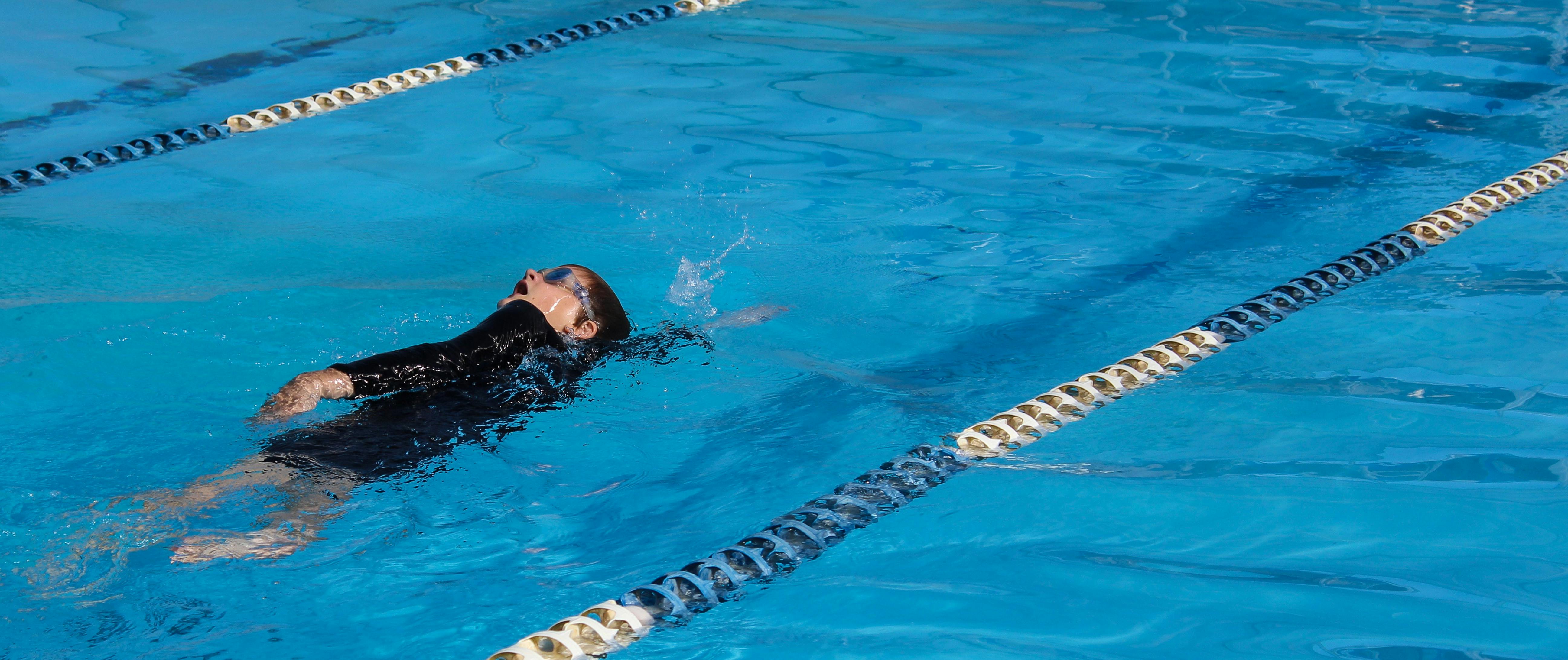 水泳 フリースタイル 青 水 プールの無料の写真素材