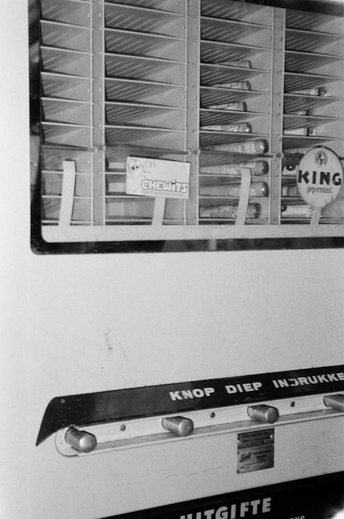 Free Grayscale Photo of a Vending machine Stock Photo