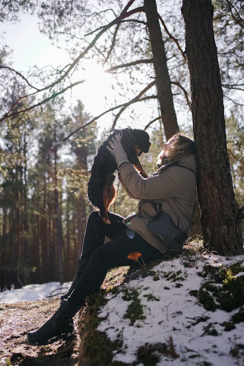 Niña Con Un Perro Sentado En Un Bosque