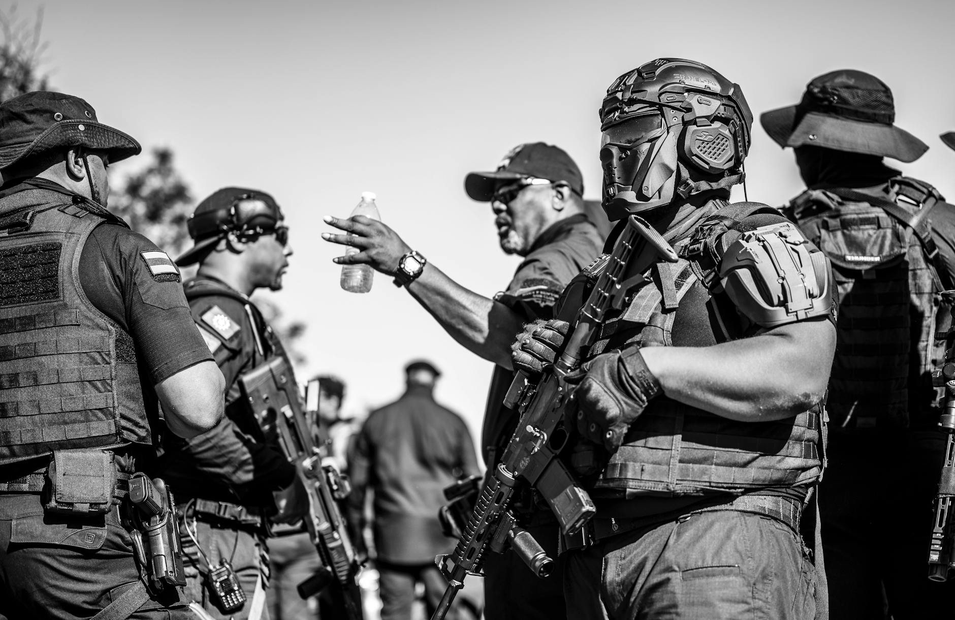 Eleştiri oklarını temsil eden simgelere karşı zırhı ve kalkanıyla güçlü, sarsılmaz bir duruş sergileyen kişi.