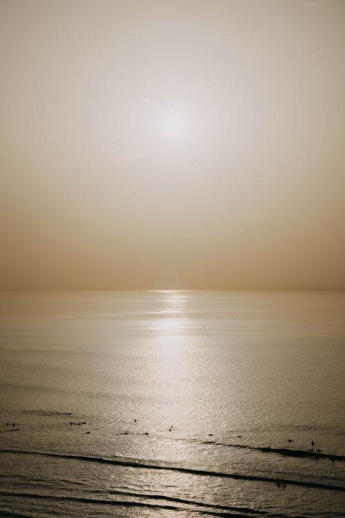 Free A peaceful sunset reflects on the tranquil ocean, creating a serene and calm seascape. Stock Photo