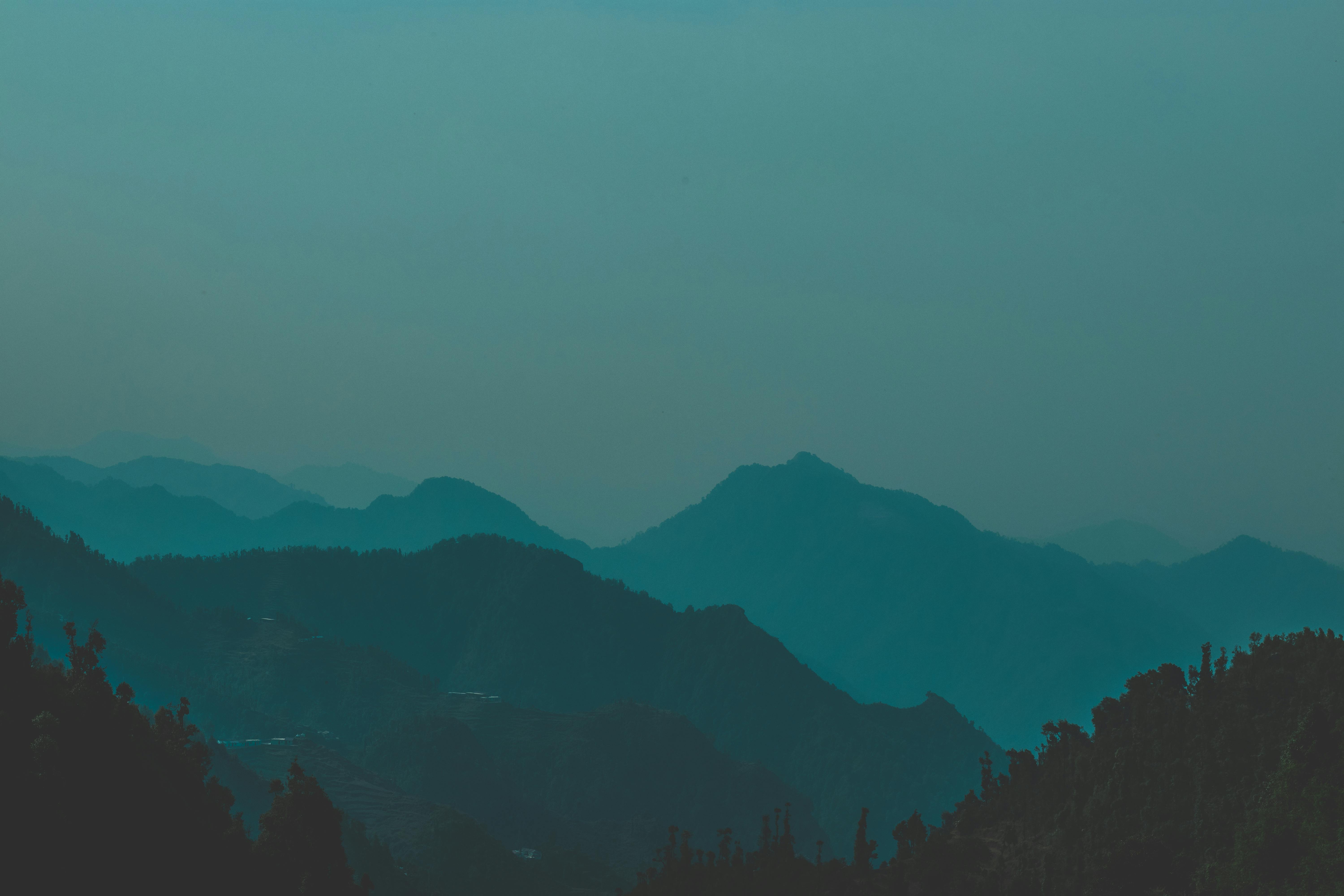 自然 青い山の無料の写真素材