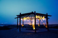 日落时分，阿联酋阿布扎比阿尔加尔比亚的宁静凉亭灯火通明，展现出宁静的沙漠景观