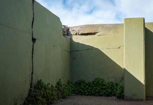 beton duvar, çatlaklar, kırık içeren Ücretsiz stok fotoğraf