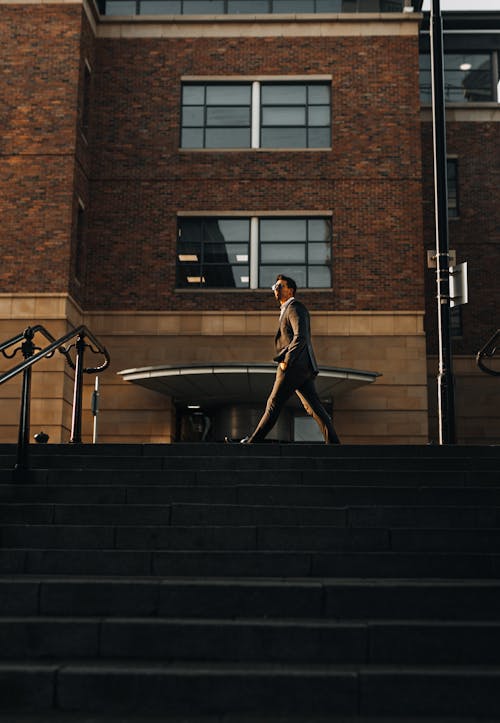 걷고 있는, 계단, 남자의 무료 스톡 사진