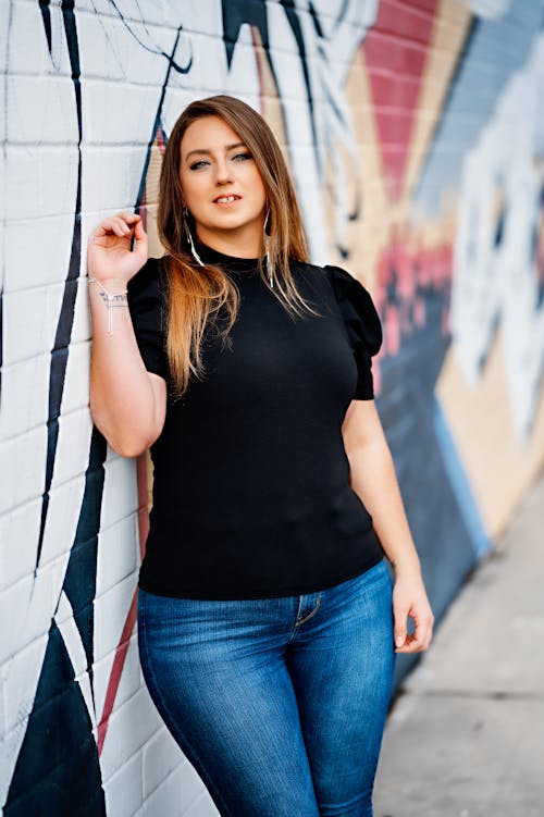 Retrato, De, Mujer, Delante De, Colorido, Mural, Llevando, Un, Negro, Blusa, Y, Vaqueros Azules