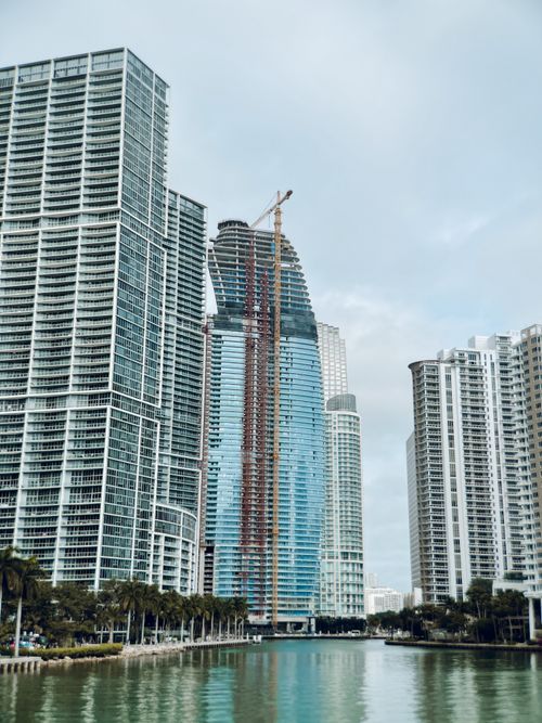 Free Captivating view of modern skyscrapers by the river highlighting urban architecture. Stock Photo