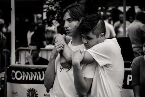 免費 男人互相擁抱的灰度攝影 圖庫相片