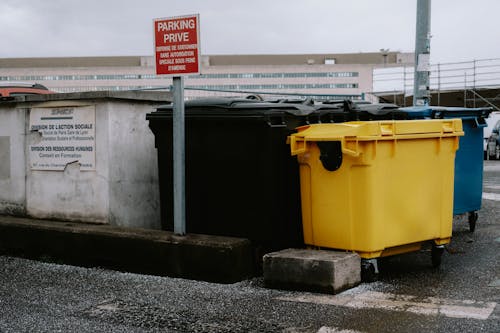 Immagine gratuita di bidoni della spazzatura industriali, cassonetto, città