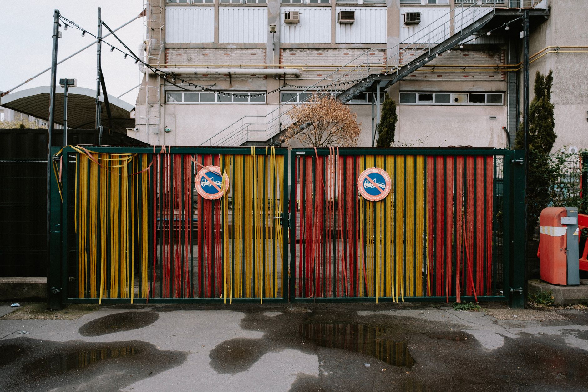 Ouvriers portes usine Antsirabe