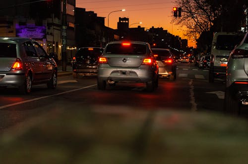 Darmowe zdjęcie z galerii z samochody, ulica, zachód słońca
