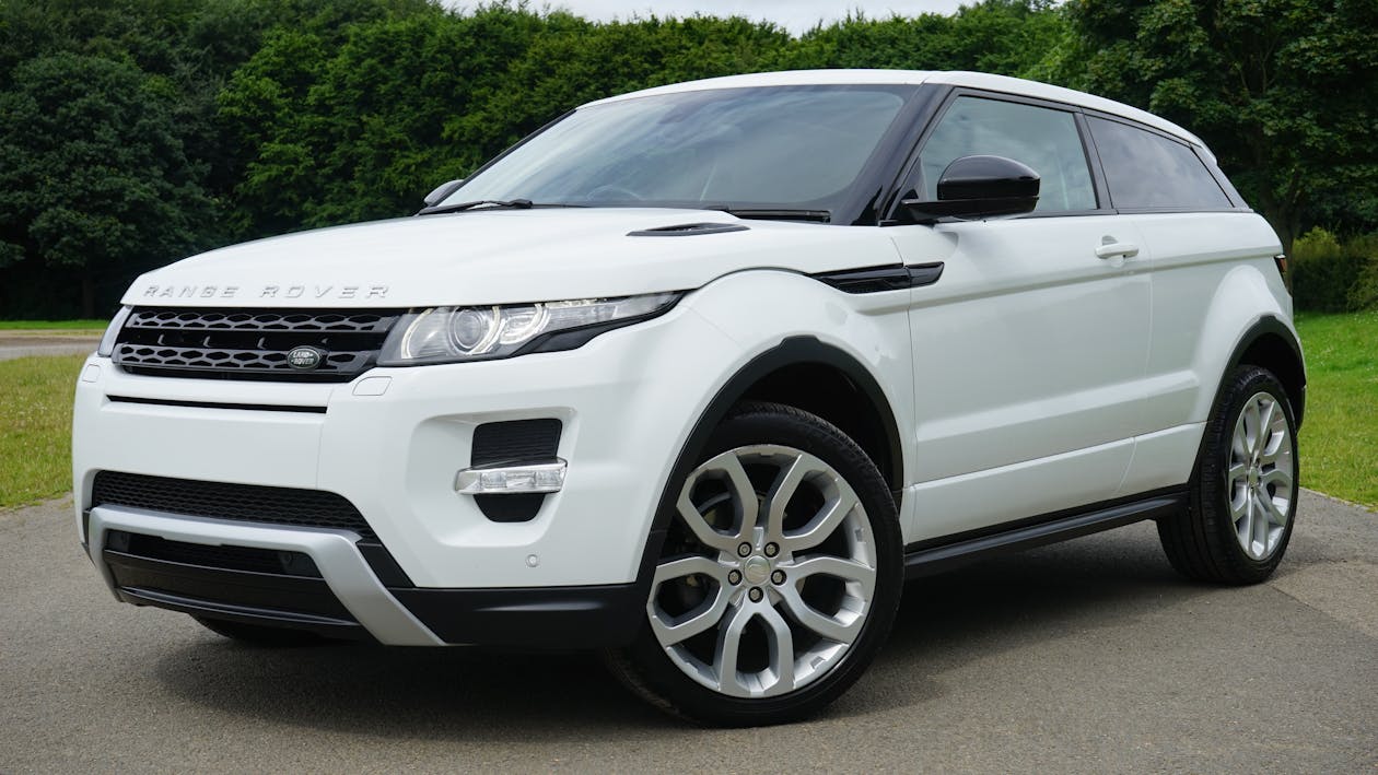 White Land Rover Range Rover Suv Di Jalan