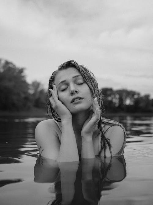 Immagine gratuita di bianco e nero, corpo d'acqua, donna