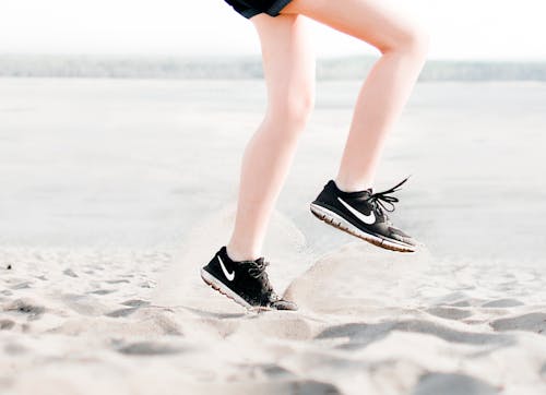 Photo D'une Femme Portant Une Paire De Chaussures De Course Nike Noires