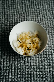 Bol de smoothie protéiné avec banane et beurre d'amandes