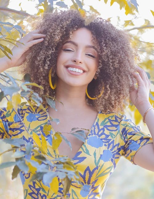 Kostnadsfria Kostnadsfri bild av afro hår, blommig klänning, elegant Stock foto