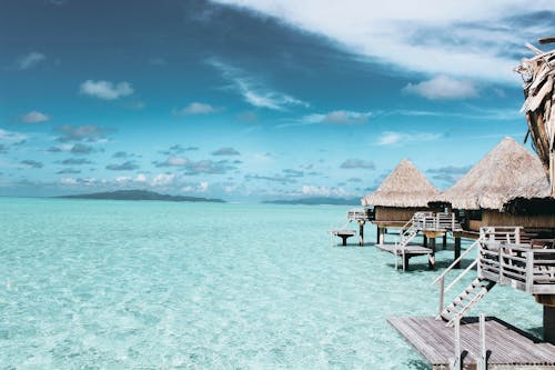 Trois Chalets En Bois Brun Et Mer