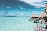 法属波利尼西亚碧绿晶莹的大海上，坐落着水上平房