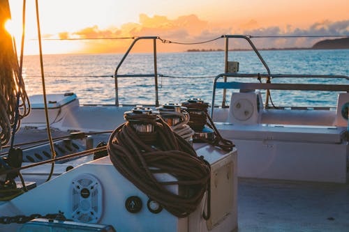 Dek Kapal Putih Di Tengah Laut