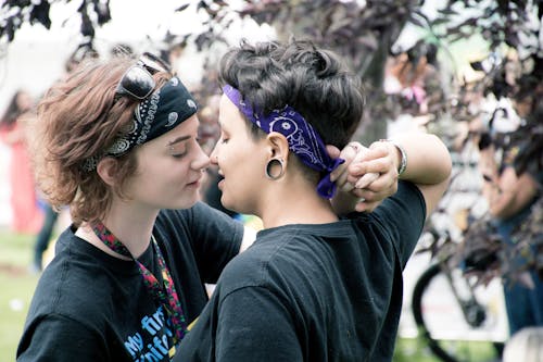 Deux Femmes Debout Près De L'arbre Pendant La Journée