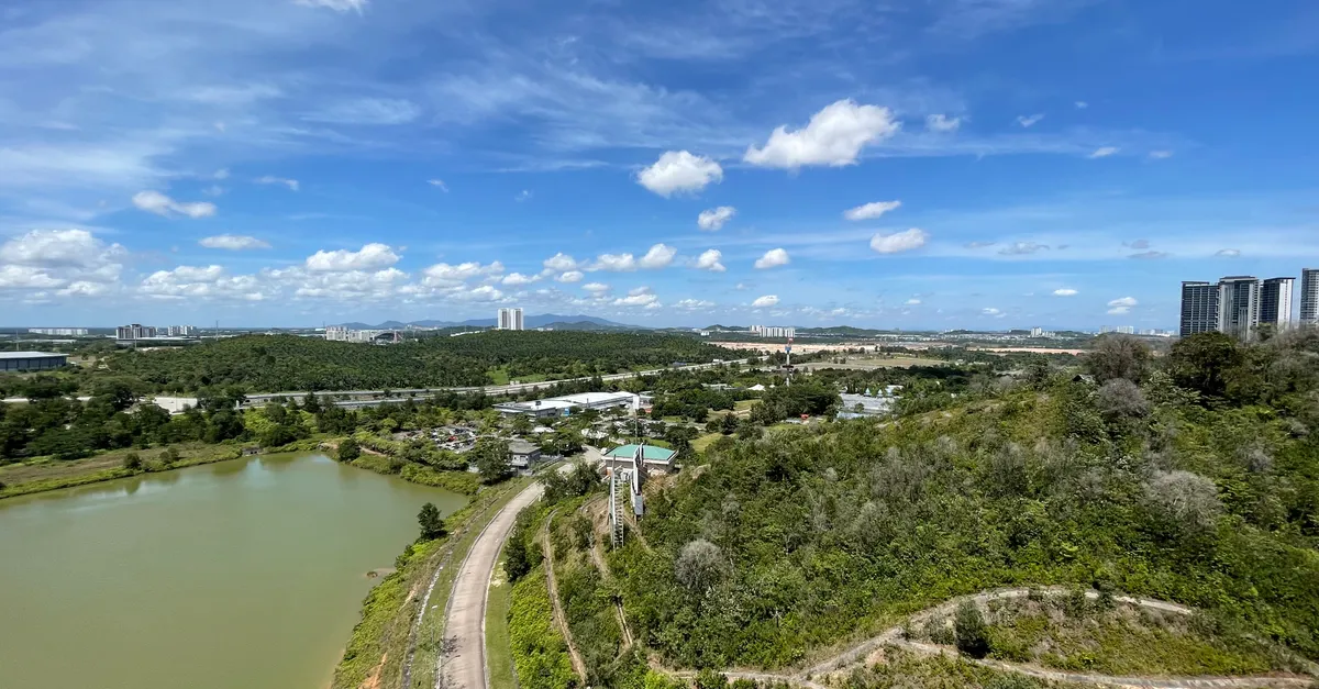 Entrée colorée de Legoland Malaysia avec le logo emblématique et des montagnes russes en arrière-plan