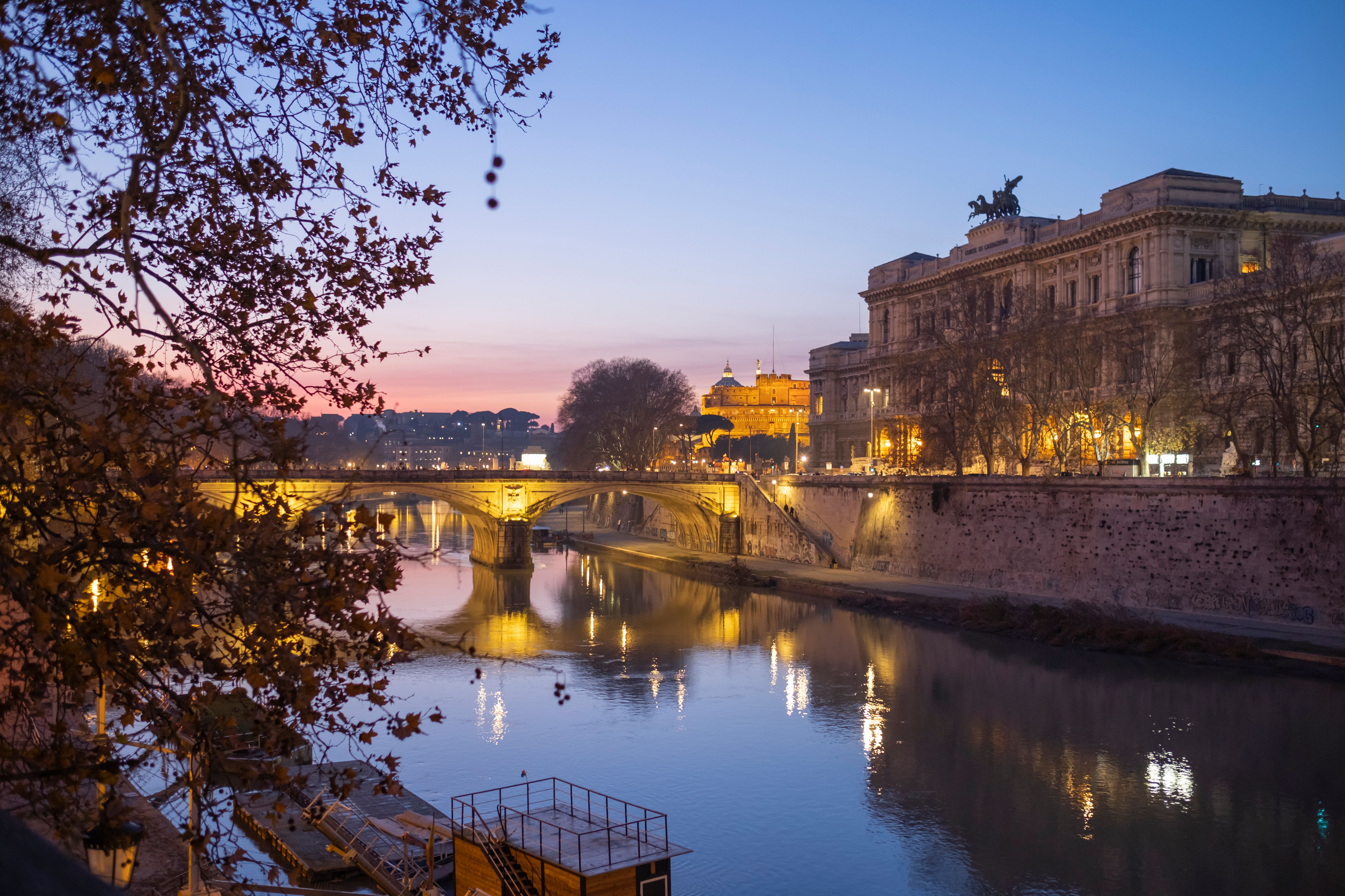 streaming discovery channel — Photo by Vito Giaccari on Pexels
