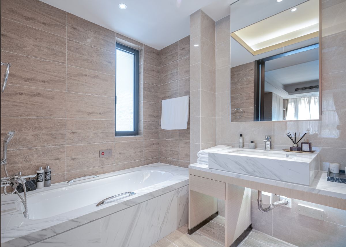 Phòng tắm kết hợp gỗ và đá với bồn tắm rộng