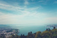 在充满活力的蓝天下，可以欣赏到海洋、城市和郁郁葱葱的森林所构成的令人惊叹的全景