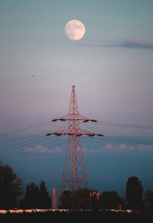 로우앵글 샷, 보름달, 송전탑의 무료 스톡 사진