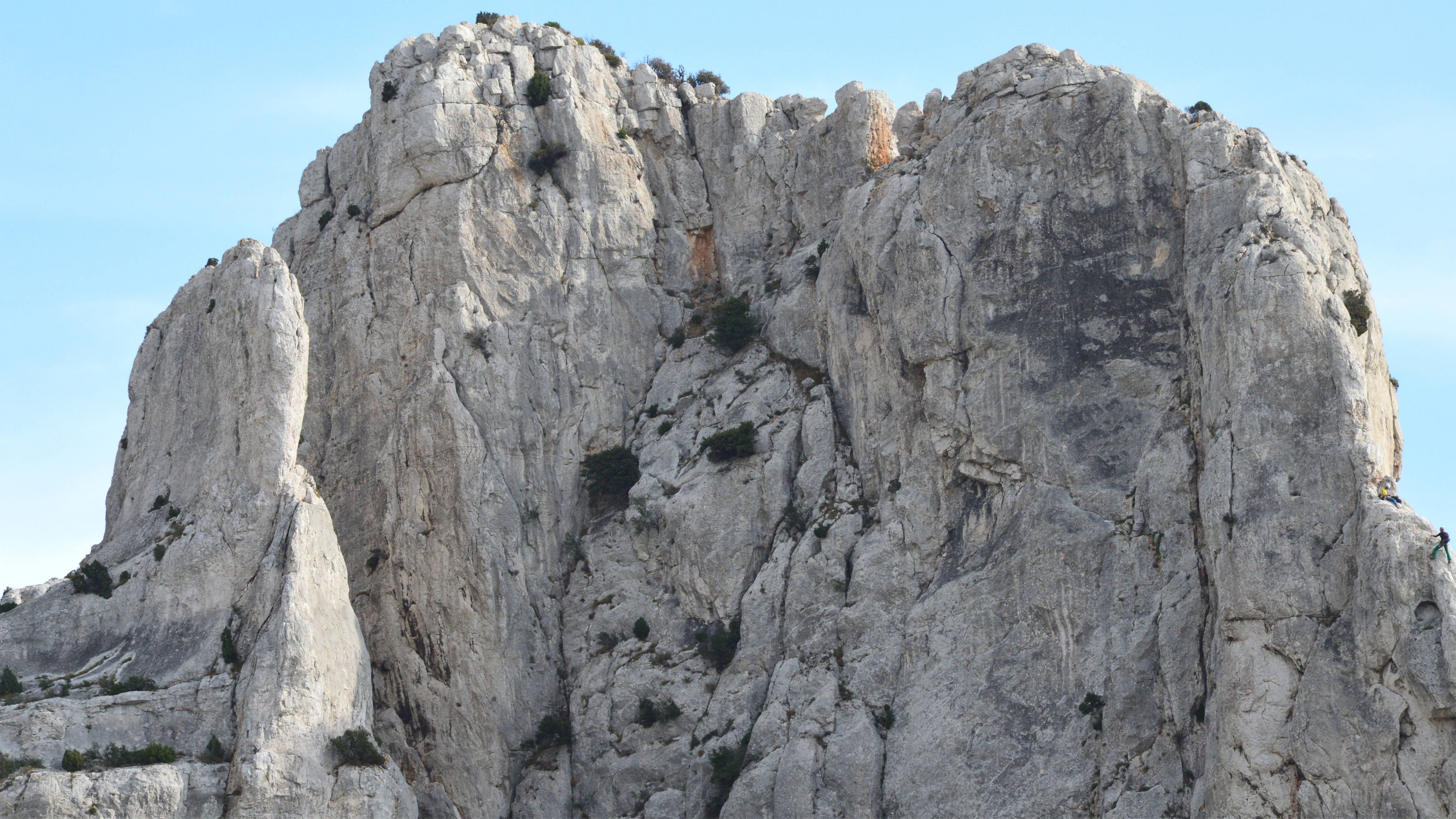 Outdoor Climbing Belay Stations: Complete Setup Guide (2026)