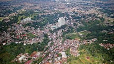 从空中俯瞰印度尼西亚奇芒，城市景观尽收眼底，郁郁葱葱的绿化和建筑错落有致