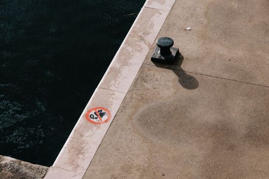 Bollard Stainless Steel untuk pengamanan area parkir modern