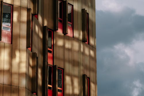 Foto d'estoc gratuïta de cel blau, edifici de formigó, edifici marró