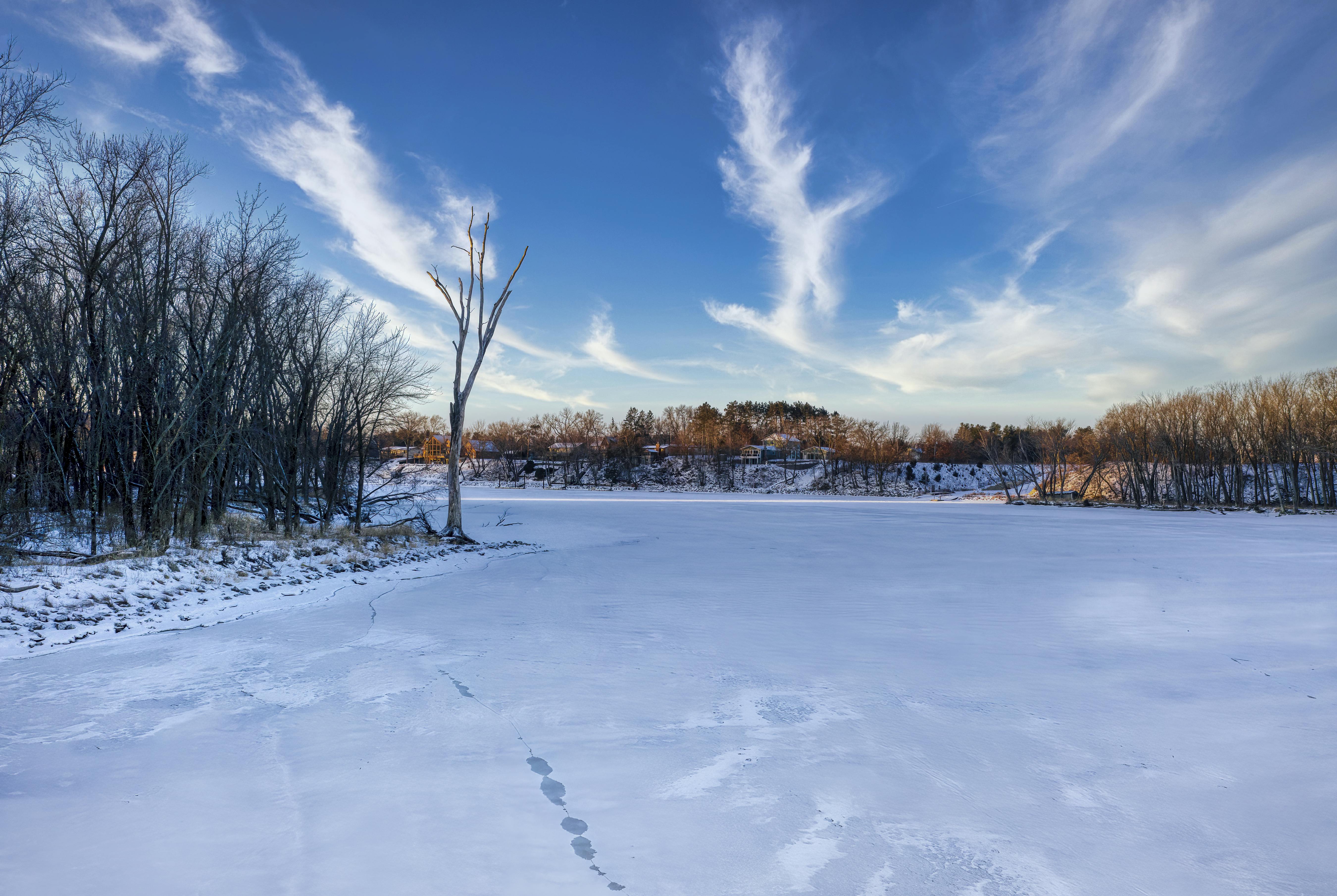 Snow Covered Lake Near Trees Under the Sky · Free Stock Photo, image size:1119x750